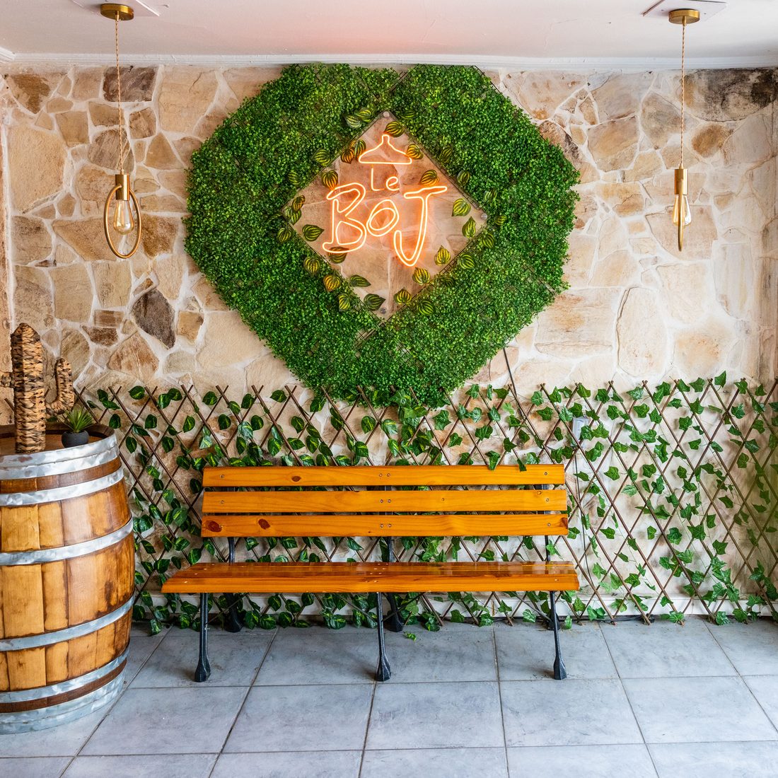 Le décor du Boj, mur végétal et tonneau