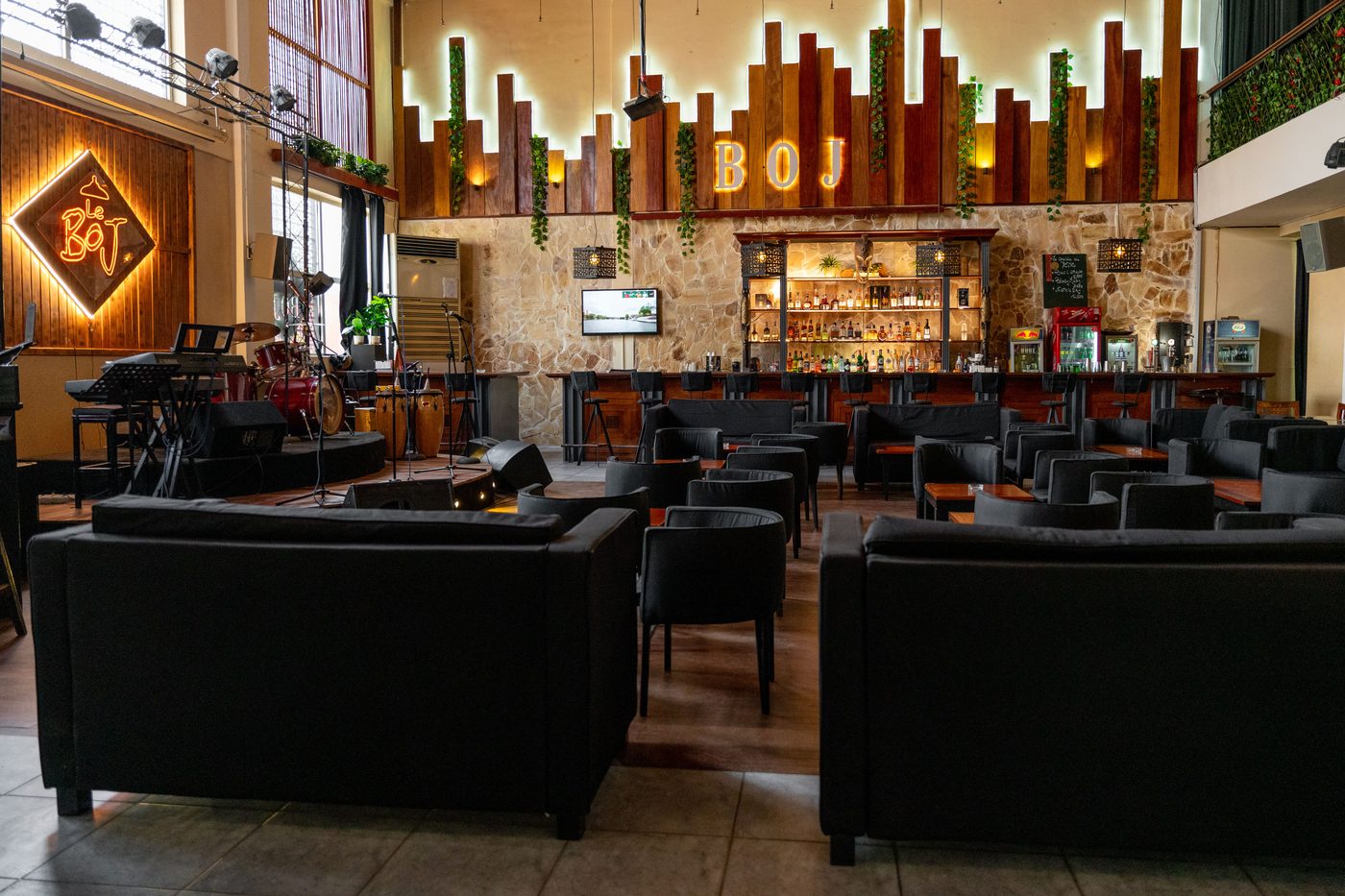 Le lounge du Boj, banquettes et mur de bouteilles